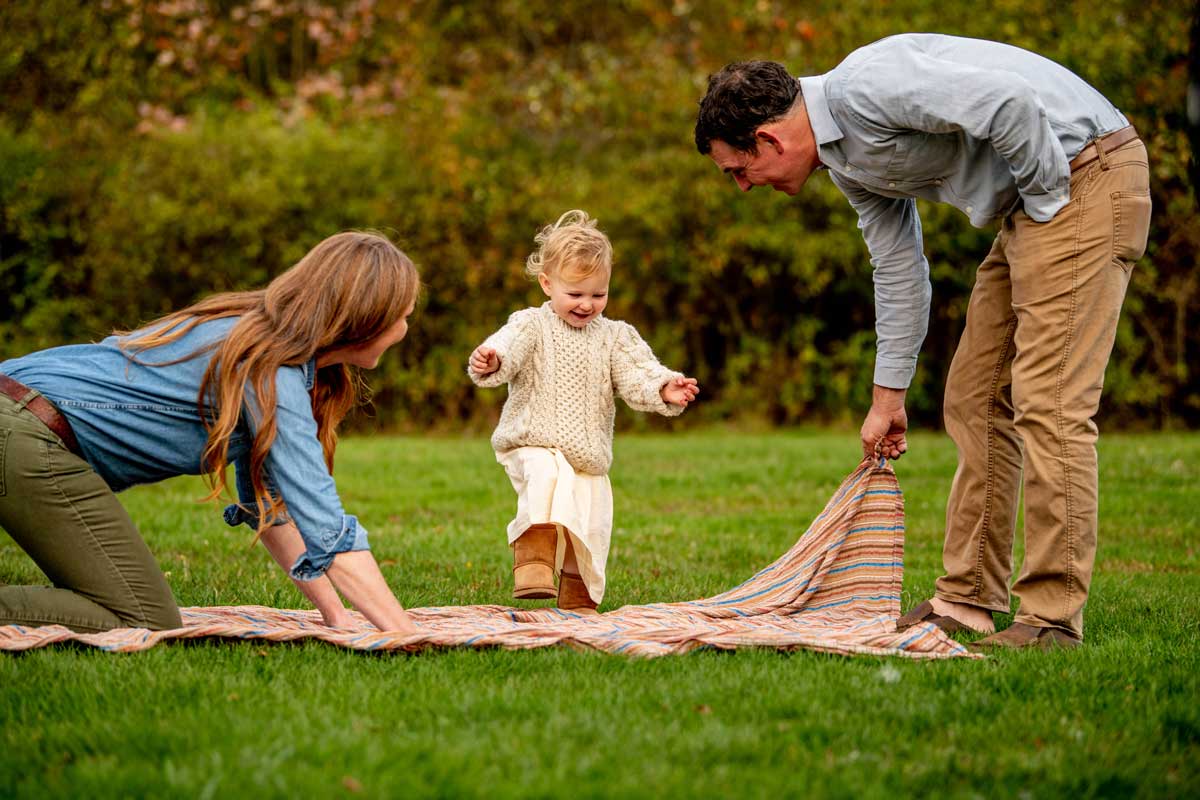 family shows best outfits to wear in photo session